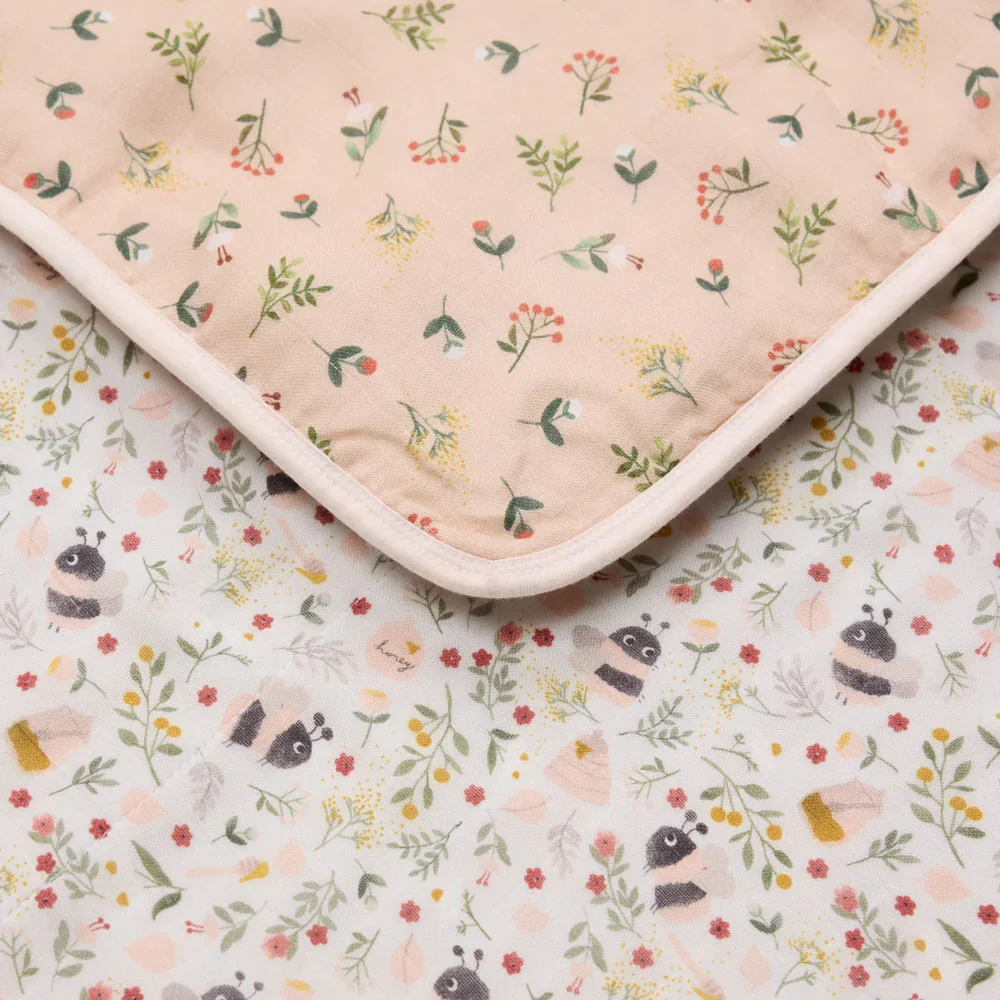 Loulou Lollipop Muslin Quilt Blanket - Bumble Bees - Image 2